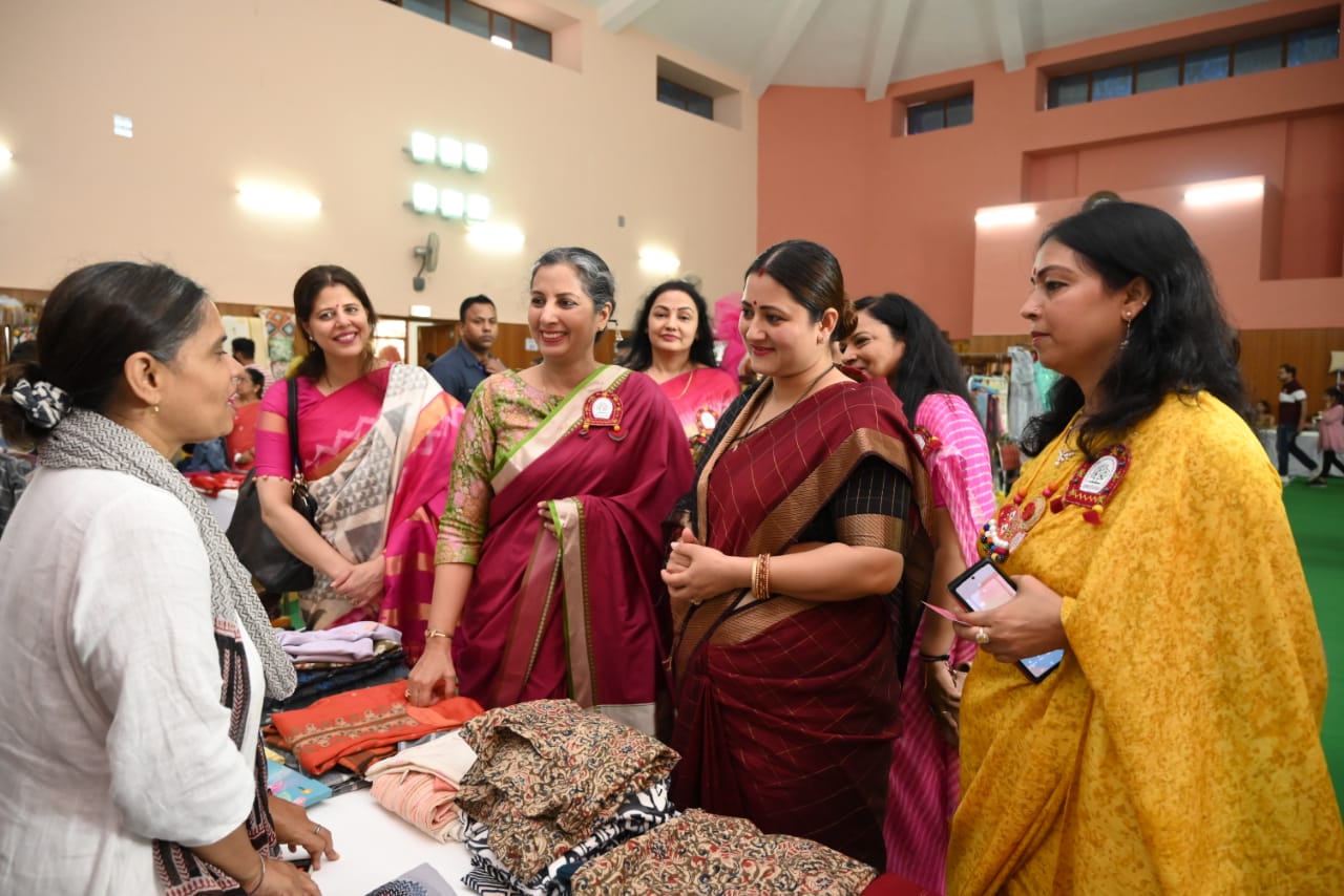 देहरादून : सिविल सर्विस ऑफिसर्स वाइव्स एसोसिएशन द्वारा आयोजित संजीवनी दिवाली फेस्ट - 2022 के अवसर पर मुख्य अतिथि के रूप में गीता धामी ने भाग लिया।