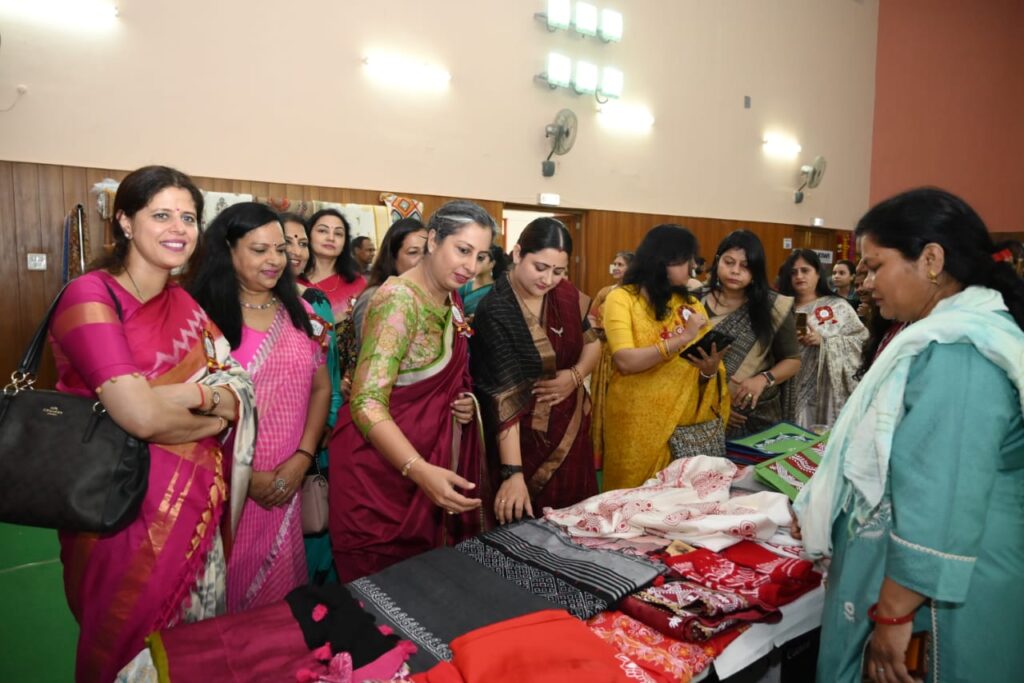 देहरादून : सिविल सर्विस ऑफिसर्स वाइव्स एसोसिएशन द्वारा आयोजित संजीवनी दिवाली फेस्ट - 2022 के अवसर पर मुख्य अतिथि के रूप में गीता धामी ने भाग लिया।