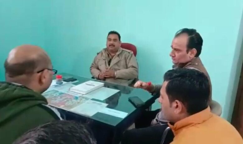 मसूरी : कोतवाल ने त्योहारी सीजन पर चर्चा करने के लिए लंढौर के व्यापारियों के साथ बैठक की और निर्णय लिए गए।