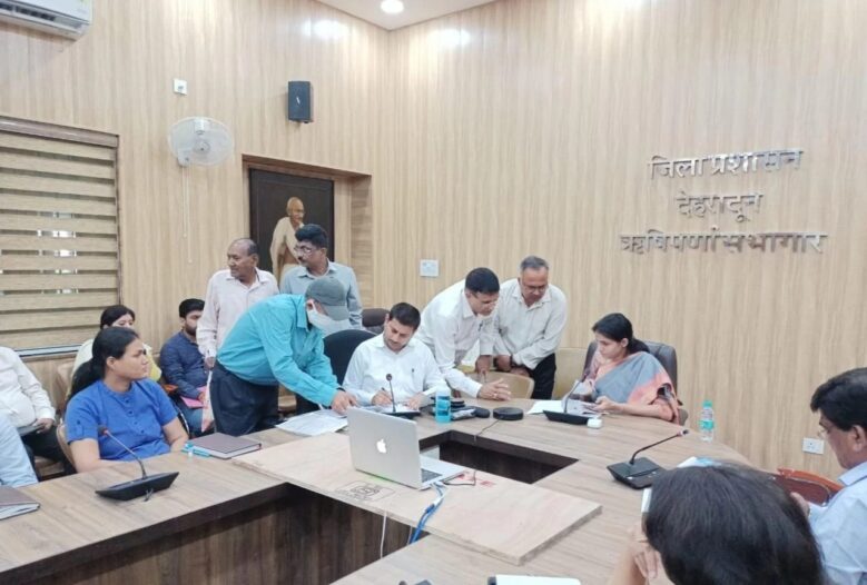 देहरादून : जिलाधिकारी सोनिका ने ऋषिपर्णा सभागार कलेक्ट्रेट में आयोजित जनसुनवाई कार्यक्रम में समस्याओं व शिकायतों का तत्काल समाधान करने का आदेश दिया