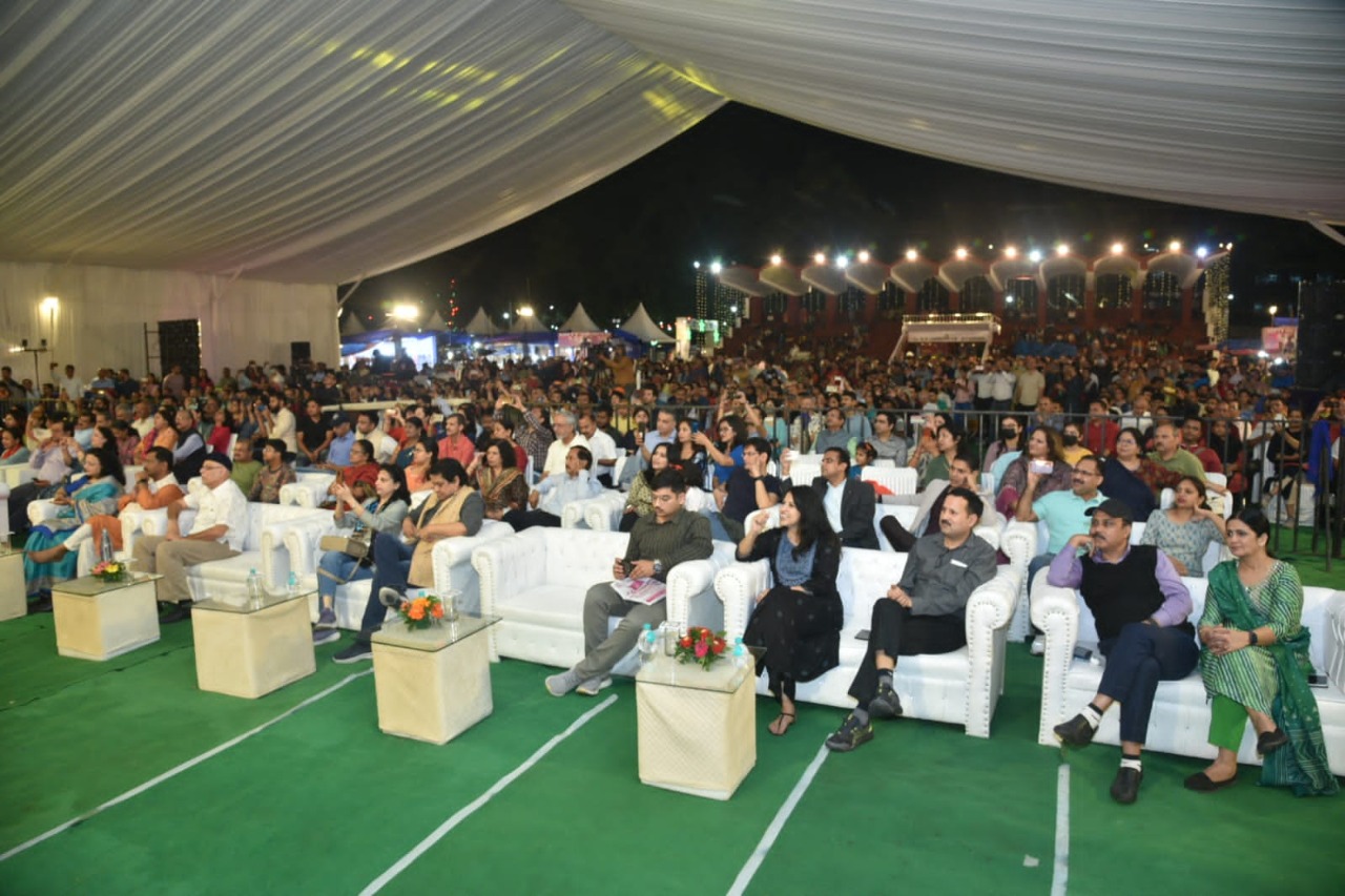 देहरादून : सुरेश वाडकर का जादू विरासत में चला , गानों पर दर्शकों ने जमकर किया डांस