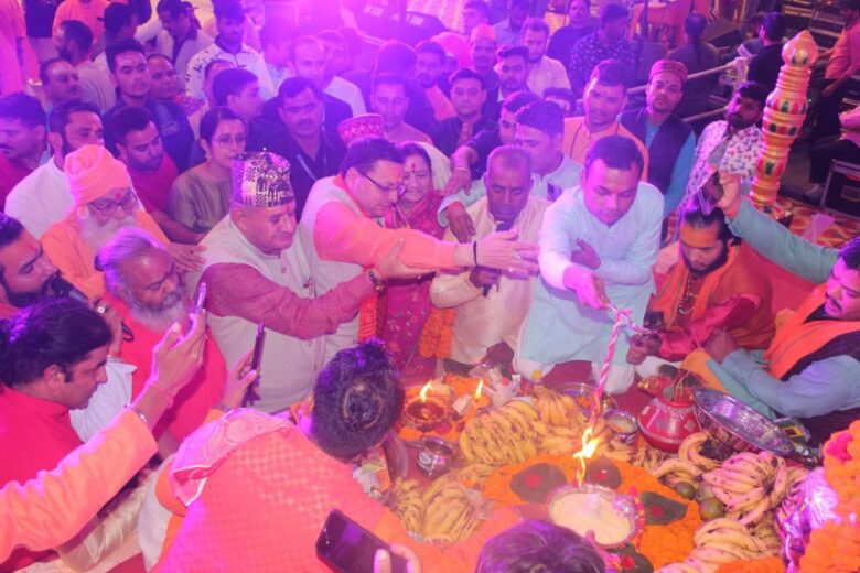 देहरादून : टपकेश्वर मंदिर में आयोजित जागरण में सीएम धामी और मंत्री गणेश जोशी ने मां भगवती के दरबार में ज्योति प्रज्ज्वलित कर प्रदेशवासियों के सुख-समृद्धि की कामना की.