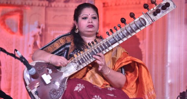देहरादून : सहाना बनर्जी के सितार वादन से संगीतमय हो गया धरोहर का प्रांगण