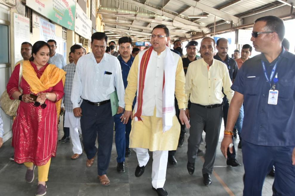 देहरादून : सीएम धामी ने किया देहरादून आईएसबीटी का औचक निरीक्षण, लिया व्यवस्थाओं का जायजा