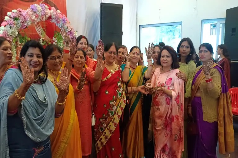 मसूरी : पहाड़ों की रानी मसूरी में करवा चौथ का जश्न, मसूरी ट्रेडर्स एंड वेलफेयर एसोसिएशन की अनूठी पहल
