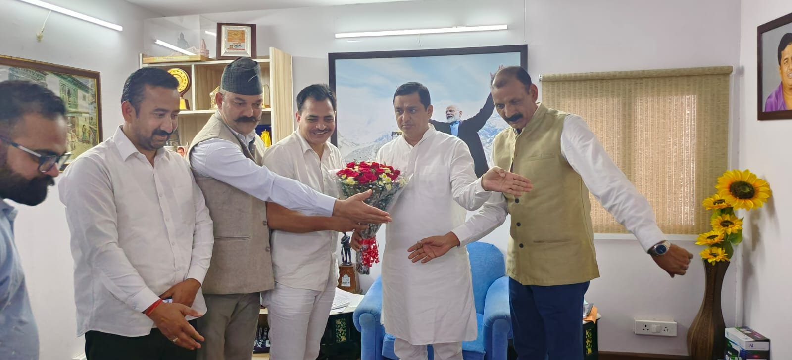 संजय डोभाल विधायक यमुनोत्री के साथ एक शिष्टमंडल नई- दिल्ली में नितिन गड़करी केंद्रीय मंत्री से मिला