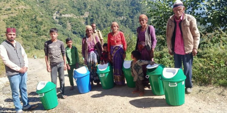 टिहरी : थौलधार प्रखंड की ग्राम पंचायत मजखेत में ग्रामीणों को 85 कूड़ेदान बांटे गए