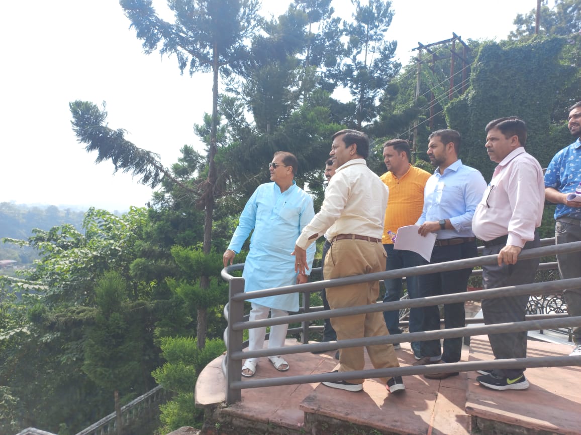 देहरादून : आज शहरी विकास मंत्री डॉ प्रेम चंद अग्रवाल ने राजपुर रोड स्थित डॉ श्यामा प्रसाद मुख़र्जी पार्क का निरीक्षण किया।