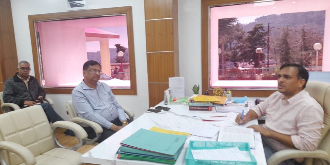 टिहरी गढ़वाल : जनता दर्शन कार्यक्रम जिलाधिकारी कार्यालय में डॉ. सौरभ गहरवार, जिलाधिकारी टिहरी गढ़वाल की अध्यक्षता में संपन्न हुआ, 29 शिकायतें आईं