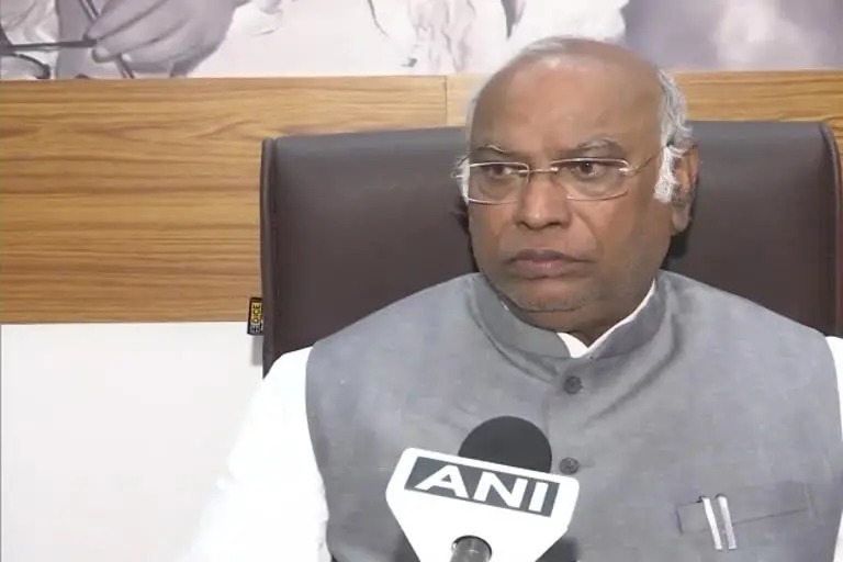 देहरादून : कांग्रेस के नए अध्यक्ष मल्लिकार्जुन खड़गे बने , 7897 वोट मिले, थरूर को 1072 वोट