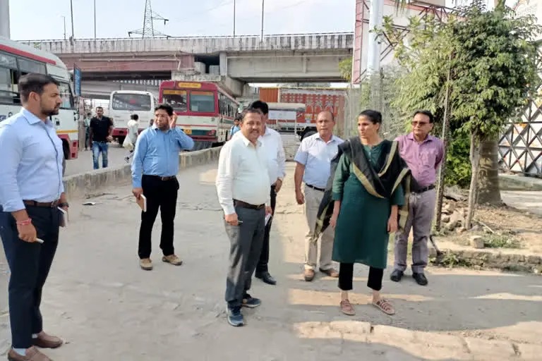 देहरादून : डीएम ने किया आईएसबीटी का औचक निरीक्षण
