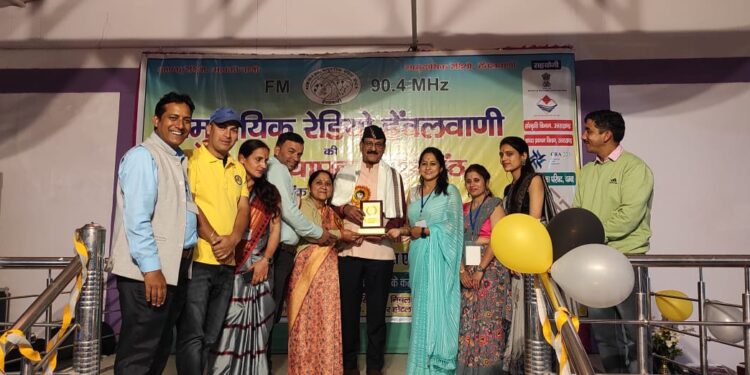 टिहरी चंबा : विभिन्न क्षेत्रों में उल्लेखनीय कार्य करने वाले लोगों को सामुदायिक रेडियो हेवलवानी चंबा के स्थापना दिवस पर सम्मानित किया गया