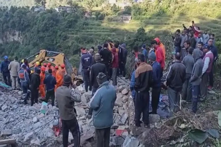 चमोली के थराली के पैनगढ़ गांव में पहाड़ी से भूस्खलन होने से एक ही परिवार के चार की मौत, एक घायल