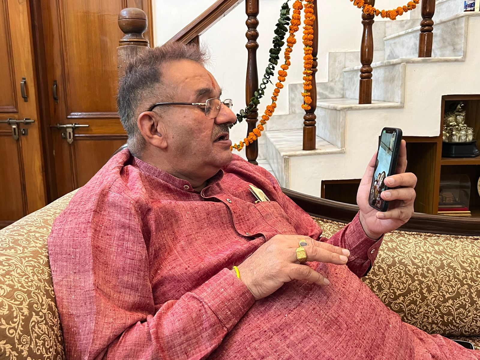 देहरादून : कैबिनेट मंत्री गणेश जोशी ने सरखेत के आपदा प्रभावितों को भेजी दिवाली की मिठाइयां