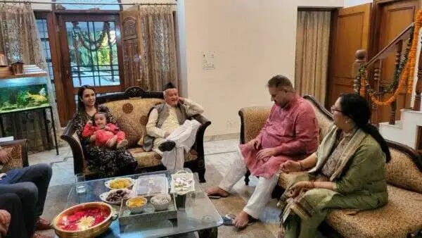 देहरादून : कृषि मंत्री गणेश जोशी के आवास महाराष्ट्र के राज्यपाल भगत सिंह कोश्यारी पहुंचे और उनका हालचाल जाना