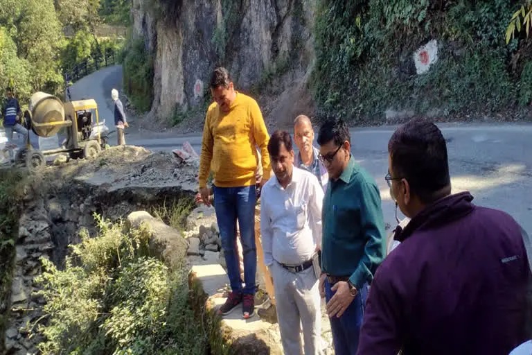 मसूरी : लोक निर्माण विभाग, राष्ट्रीय राजमार्ग और नगर पालिका के अधिकारियों के साथ विभिन्न सड़कों का निरीक्षण एसडीएम मसूरी शैलेंद्र सिंह नेगी ने किया