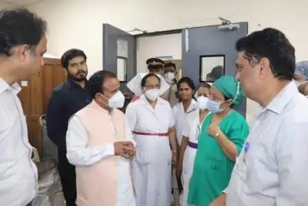 देहरादून : स्वास्थ्य मंत्री डॉ. रावत ने कहा कि मुंबई में जे0जे0 अस्पताल की कार्यप्रणाली एवं चिकित्सकीय सुविधाओं को उत्तराखंड के मेडिकल कॉलेजों एवं जिला अस्पतालों में लागू करने का प्रयास किया जायेगा