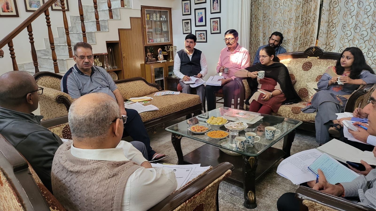 देहरादून : ग्राम्य विकास विभाग की समीक्षा बैठक करते विभागीय मंत्री गणेश जोशी