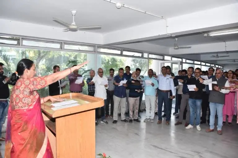 देहरादून : उत्तराखंड के सचिवालय कर्मियों ने सरदार पटेल को उनकी जयंती पर किया याद, राष्ट्रीय एकता की शपथ ली