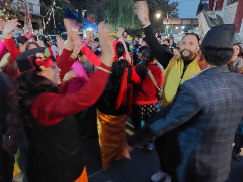 मसूरी : पहाड़ियों की रानी मसूरी में पहली बार इगास उत्सव सार्वजनिक रूप से बड़ी धूमधाम से मनाया गया, जिलाधिकारी ने मुख्य अतिथि के रूप में शिरकत की