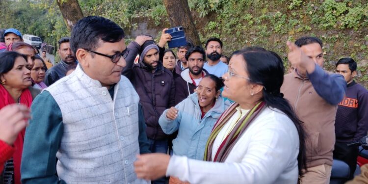 मसूरी एसडीएम शैलेंद्र सिंह नेगी की अतिक्रमण को लेकर सदस्य गीता कुमाई से तीखी नोकझोंक