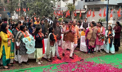 नई दिल्ली : दिल्ली के मयूर विहार फेज-1 से भाजपा प्रत्याशी प्रेमा देवी के समर्थन में जनसभा को संबोधित करते मंत्री गणेश जोशी।