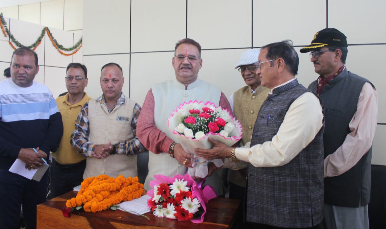 देहरादून : स्वस्थ्य होने के बाद कार्यालय पहुंचने पर काबीना मंत्री गणेश जोशी का स्वागत करते भाजपा कार्यकर्ताओं।