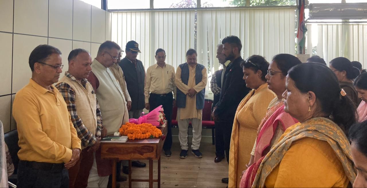 देहरादून : स्वस्थ्य होने के बाद कार्यालय पहुंचने पर काबीना मंत्री गणेश जोशी का स्वागत करते भाजपा कार्यकर्ताओं।