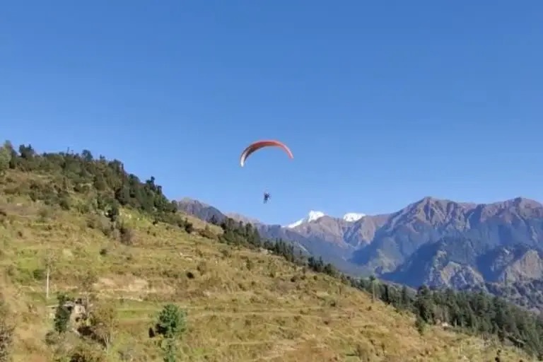 उत्तरकाशी : दयारा बुग्याल तक पैदल मार्ग से नहीं पहुंचने वाले पर्यटक मोटर पैराग्ला‌इडिंग से दयारा बुग्याल के साथ हिमालय देख सकेंगे।