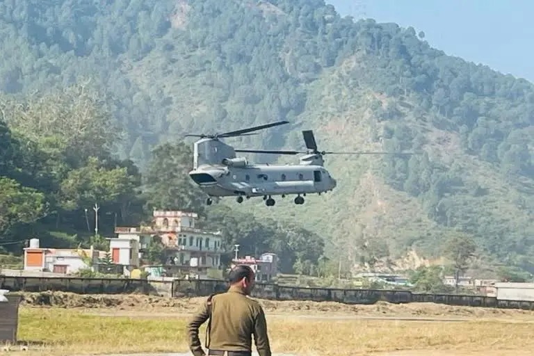 रुद्रप्रयाग : गौचर हेलीपैड से वायु सेना के चिनूक हेलीकॉप्टर के माध्यम से विभिन्न निर्माण सामग्री के परिवहन का कार्य शुरू