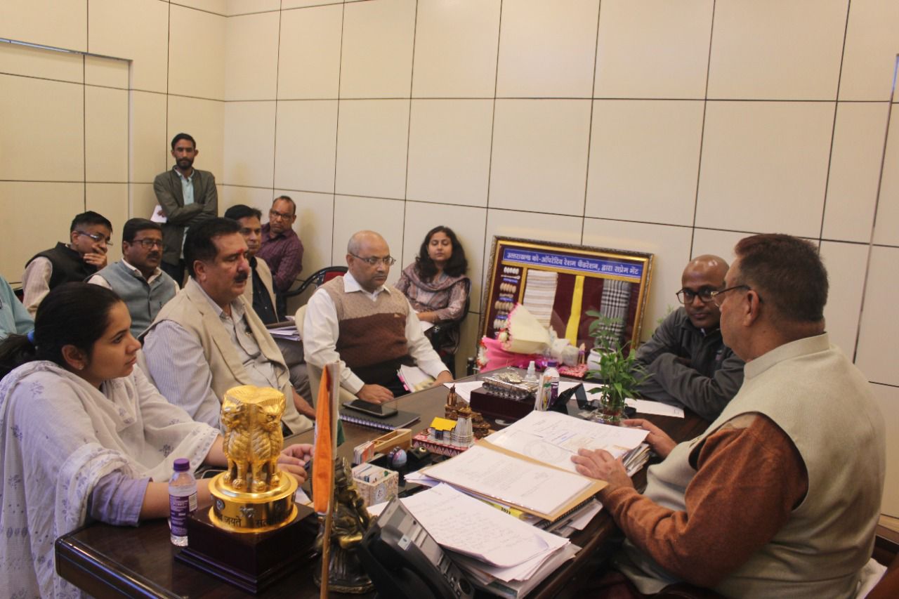 देहारदून : 03 और 04 नवम्बर को आयोजित होने वाले कार्यक्रमों की समीक्षा करते मंत्री जोशी