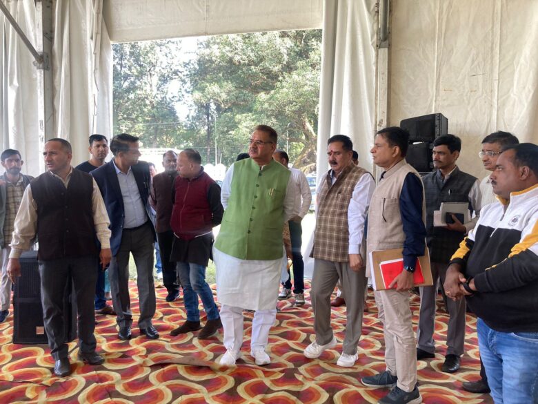 देहरादून : हाथीबड़कला स्थित सर्वे स्टेडियम में कार्यक्रम स्थल का निरीक्षण करते कृषि मंत्री गणेश जोशी