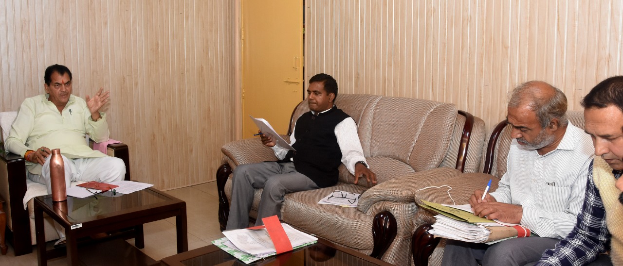 देहरादून : पुनर्गठन मंत्री डॉ. प्रेम चन्द अग्रवाल ने विधान सभा भवन स्थित कार्यालय में अधिकारियों के साथ जनगणना विभाग की समीक्षा बैठक ली