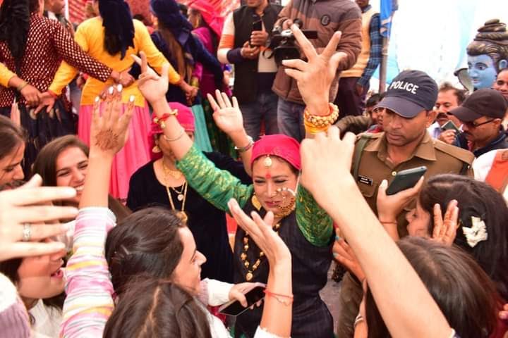 देहरादून : इगास पर्व के लोक उत्सव पर मुख्यमंत्री आवास पर आयोजित कार्यक्रम में कैबिनेट मंत्री रेखा आर्य ने शिरकत की , पारंपरिक जौनसार-बाबर पोशाक में मनाया इगास