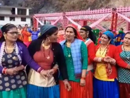 जौनपुर : जौनपुर में धूमधाम से मनाई गई पुरानी दिवाली, पारंपरिक परिधान में महिलाओं ने किया डांस, पुरुषों ने भी किया डांस