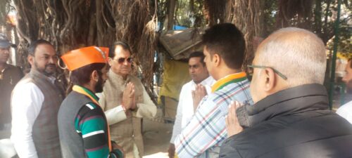नई दिल्ली : सूबे के वित्त व संसदीय कार्य मंत्री डॉ प्रेमचंद अग्रवाल ने नई दिल्ली एमसीडी चुनाव में पार्टी प्रत्याशी के समर्थन में रोड शो कर घर-घर जाकर वोट मांगे।