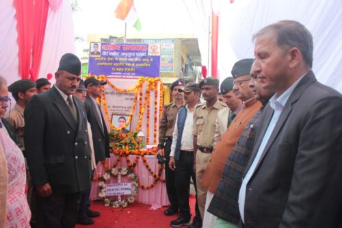 देहरादून : प्रेमनगर भाऊवाला में वीर नायक शहीद अनुसूया प्रसाद की पुण्यतिथि पर उन्हें श्रद्धांजलि अर्पित करते मंत्री जोशी।
