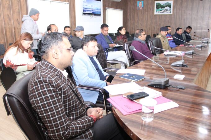 सीएम हेल्पलाइन पर दर्ज शिकायतों का जल्द हो निस्तारण - डीएम