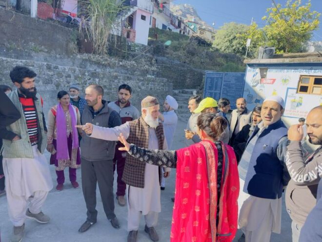 मसूरी : जम्मू कश्मीर के 47 ग्राम प्रधानों ने क्यारकुली भट्टा गांव का किया निरीक्षण, पेयजल योजना के कार्यों पर जताई संतुष्टि