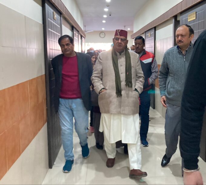 गढ़ी कैंट स्थित छावनी परिषद जनरल अस्पताल का निरीक्षण करते मंत्री जोशी।
