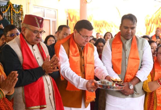 देहरादून : कुर्माचल भवन में आयोजित सुन्दर काण्ड पाठ में प्रतिभाग करते मुख्यमंत्री पुष्कर सिंह धामी और मंत्री गणेश जोशी।