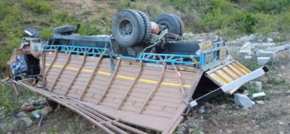 उत्तराखंड : यहां हुआ बड़ा सड़क हादसा.. ट्रक अनियंत्रित होकर गहरे नाले में गिर गया। एक व्यक्ति की मौत बताई गई है।