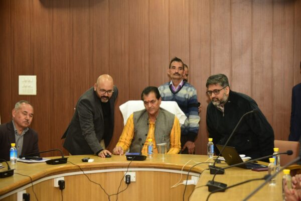 देहरादून : वित्त मंत्री डॉ प्रेम चंद अग्रवाल ने आज बिल लाओ, इनाम पाओ योजना का प्रथम मासिक ऑनलाइन लक्की ड्रा निकाला।