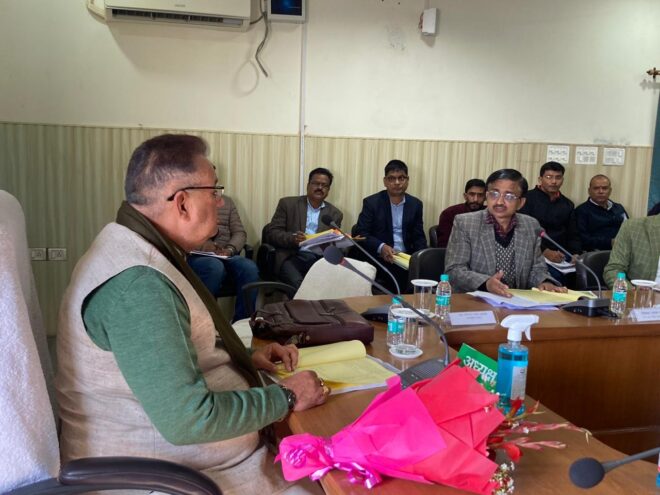 देहरादून : किसान भवन में उत्तराखण्ड सीड एण्ड ऑरगेनिक प्रोडक्शन एसोसिएशन की 51वी प्रबन्ध कार्यकारिणी परिषद की बैठक करते मंत्री जोशी।