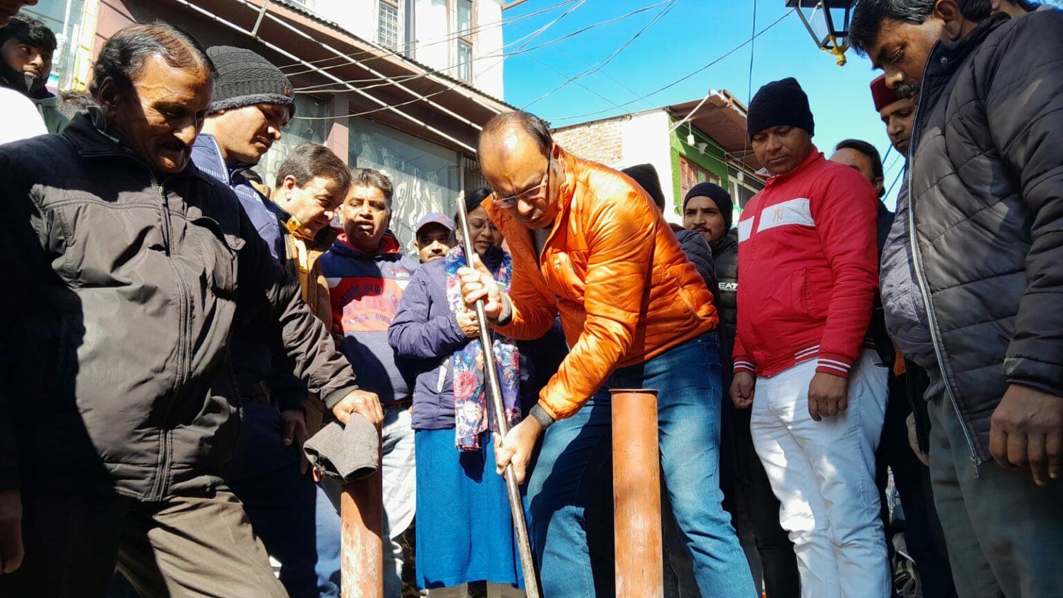 मसूरी ट्रेडर्स एंड वेलफेयर एसोसिएशन और जनता ने माल रोड के संपर्क रोड पर बैरियर लगाने का विरोध किया।