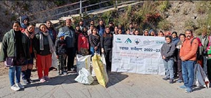 नगर पालिका द्वारा वार्ड क्रमांक 3 में पैदल चलकर स्वच्छता अभियान चलाया गया, कपड़े के थैले का वितरण किया गया।