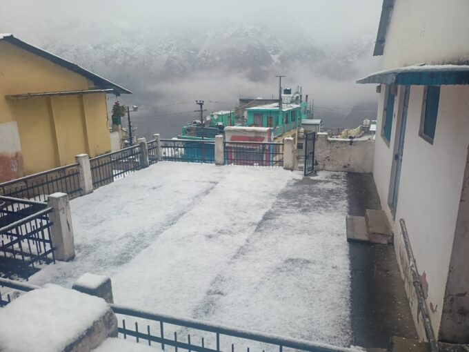 चमोली जिले के कई इलाकों में हो रही बर्फबारी से जनजीवन अस्त-व्यस्त है.