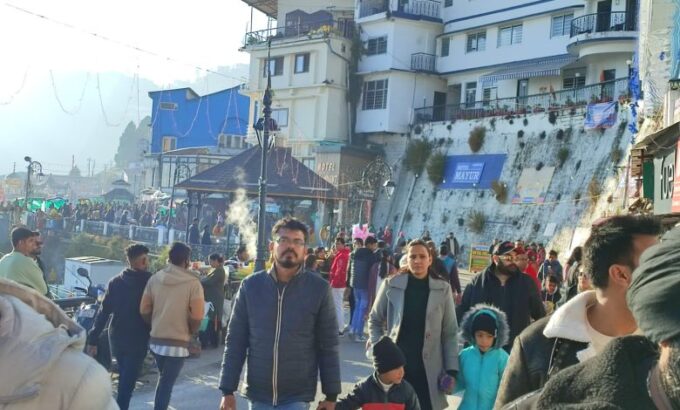 नए साल का जश्न मनाने मसूरी पहुंचे सैलानी, रंगों में सराबोर मसूरी