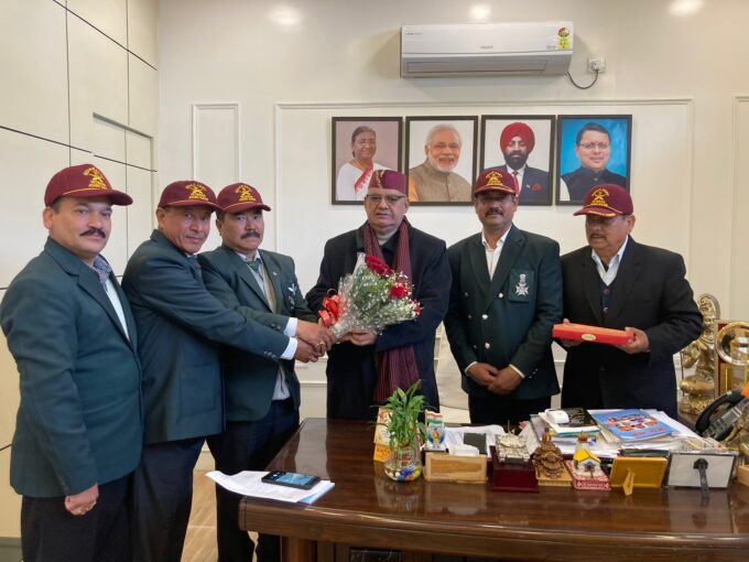 पूर्व सैनिकों सहित बोद्ध समाज के प्रतिनिधियों ने मंत्री गणेश जोशी से भेंट कर दी नव वर्ष की बधाई।