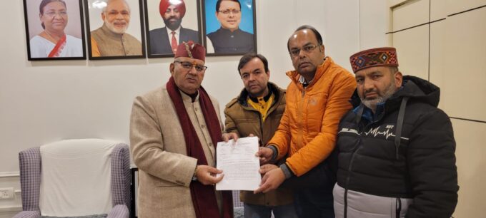 मसूरी ट्रेडर्स एंड वेलफेयर एसोसिएशन के अध्यक्ष रजत अग्रवाल ने मॉल रोड पर जगह जगह बैरियर लगाने को लेकर कैबिनेट मंत्री गणेश जोशी को एक पत्र लिखा